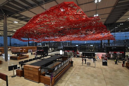Área de facturación de la Terminal 1 del nuevo aeropuerto de Berlín, Willy Brandt, inaugurado este sábado.