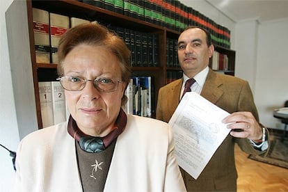 Vicenta Burgo y su abogado, Daniel Onrubia.