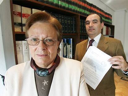 Vicenta Burgo y su abogado, Daniel Onrubia.
