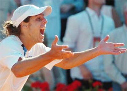 Gastón Gaudio celebra en la pista parisina su triunfo frente a Guillermo Coria.