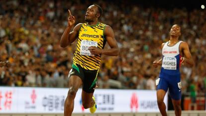 Bolt cruzando la línea de meta en la final de 200m