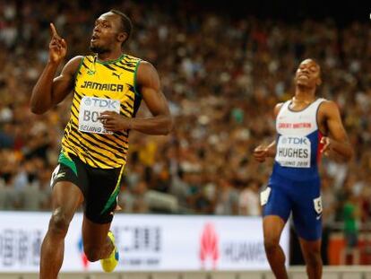 Bolt cruzando la línea de meta en la final de 200m