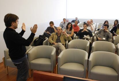 Diego Córdoba, del Centro Superior de Investigaciones Científicas, ayer, en la presentación de su ponencia en Bilbao.