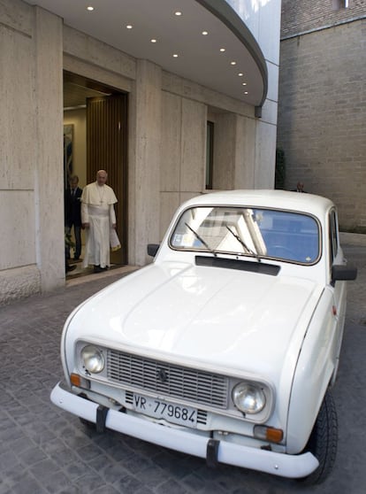 El papa mira un Renault 4L donado por Renzo Rocca, cura de Santa Lucia di Pescantina en Verona (Italia), que lo llama "el coche de los granjeros franceses". Foto tomada el pasado 11 de septiembre.