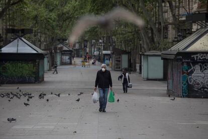 Ambiente en La Rambla de Barcelona el pasado Sant Jordi.