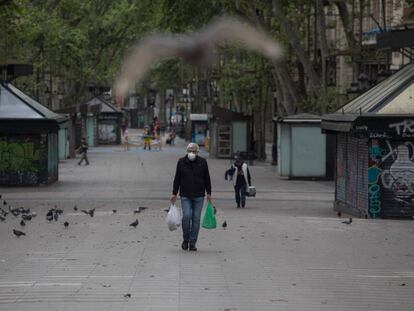 Ambient de la Rambla durant el dia de Sant Jordi.