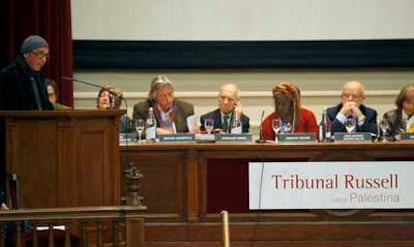 El cantautor Lluís Llach durante su intervención hoy durante la primera sesión del Tribunal Russell sobre Palestina