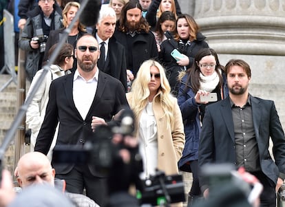 La cantante Kesha a su salida del Tribunal Supremo de Nueva York, tras perder su demanda contra el productor Dr. Luke, el 19 de febrero de 2016. 