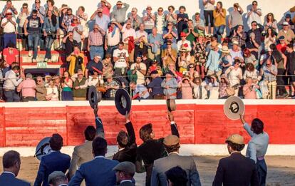 Los toreros brindan al cielo al final del paseíllo.