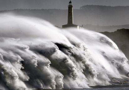 <b>Olas de ms de 10 metros.</B> El gigantesco oleaje dej en Cantabria importantes da?os en vehculos, parques y edificios de municipios como Santander, Bareyo o San Vicente de la Barquera. En la imagen, una ola rompe frente a la isla de Mouro, en la bocana del puerto de Santander.