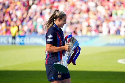 Alexia Putellas, con el trofeo de la Champions League femenina conquistado este sábado en Eindhoven (Países Bajos).