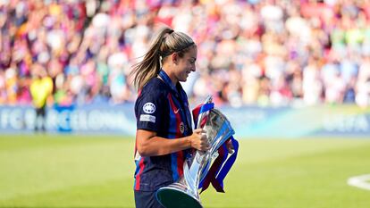 Alexia Putellas, con el trofeo de la Champions League femenina conquistado este sábado en Eindhoven (Países Bajos).