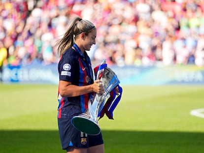 Alexia Putellas, con el trofeo de la Champions League femenina conquistado este sábado en Eindhoven (Países Bajos).