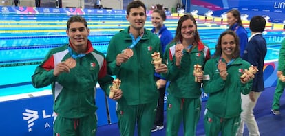 Daniel Ramírez, Jorge Iga, Mónica G. Hermosillo y María José Mata, al ganar el bronce en la prueba de 4x100.