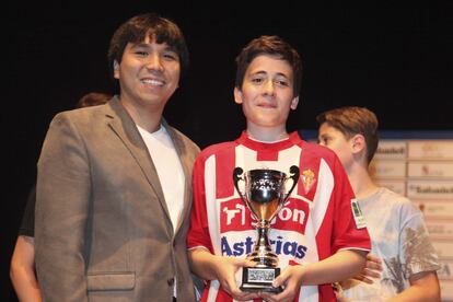 Jonás Prado, vencedor del torneo Jóvenes Talentos 2017, tras recibir el trofeo de Wesley So