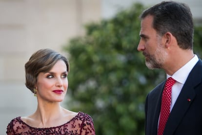 Los Reyes, a su llegada a la cena del Elíseo. Doña Letizia se peinó con la melena recogida.