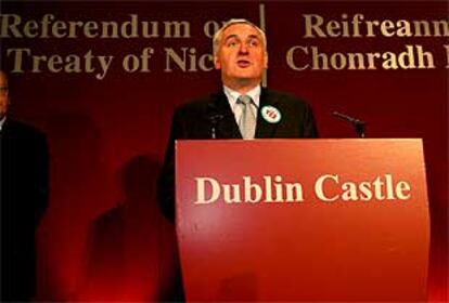 El primer ministro irlandés, Bertie Ahern, anuncia el resultado del referéndum ayer en el castillo de Dublín.