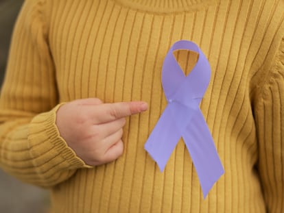 El color que representa a la epilepsia es el violeta, debido a que la flor de lavanda simboliza el aislamiento y la soledad con los que luchan estos pacientes.