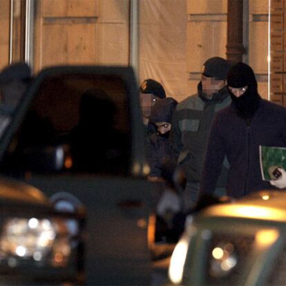 Agentes de la Guardia Civil sacan a uno de los 'legales' de ETA arrestados en San Sebastián