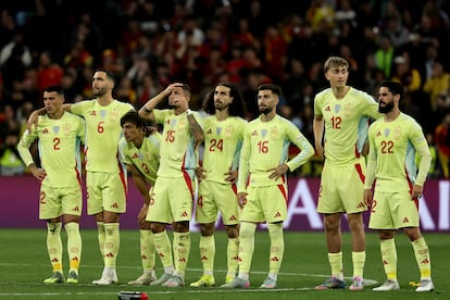 Algunos de los jugadores de la selección española durante el lanzamiento de penaltis.