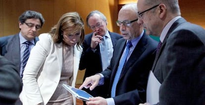 Cristóbal Montoro comenta datos de su conferencia con el presidente del Círculo de Economía, Josep Piqué (a su derecha); el secretario de Finanzas de la Generalitat, Albert Carreras (a su izquierda); la presidenta del PP catalán, Alicia Sánchez-Camacho, y el portavoz de este partido, Enric Millo.