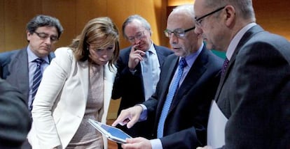 Crist&oacute;bal Montoro comenta datos de su conferencia con el presidente del C&iacute;rculo de Econom&iacute;a, Josep Piqu&eacute; (a su derecha); el secretario de Finanzas de la Generalitat, Albert Carreras (a su izquierda); la presidenta del PP catal&aacute;n, Alicia S&aacute;nchez-Camacho, y el portavoz de este partido, Enric Millo.