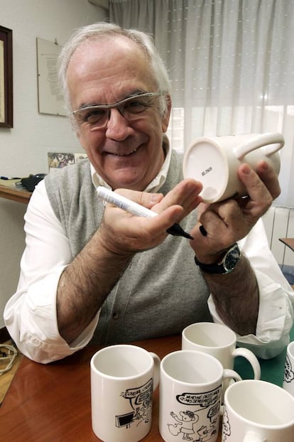 El dibujante Forges, presenta una colección de tazas para el diario "El País" con sus dibujos, el 7 de mayo de 2007.