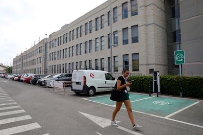 Una estudiante, en el campus de la Universidad de Alicante.