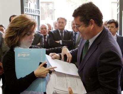 La portavoz del PP en el Congreso, Soraya Sáenz de Santamaría, y el secretario del PP andaluz, Antonio Sanz, presentan ante el Tribunal de Cuentas un escrito de denuncia por las irregularidades detectadas en los expedientes de regulación de empleo (ERE) de varias empresas de Andalucía.