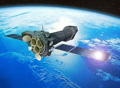 Composición artística del satélite <i>XMM-Newton</i>, en órbita en torno a la Tierra, con la entrada de los tres telescopios espaciales de rayos X, los paneles solares desplegados y el tubo del telescopio al final del cual están colocadas las cámaras que toman las imágenes del cielo en rayos X.