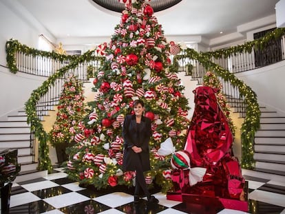 Una de las decoraciones navideñas más espectaculares es la que se ha montado Kris Jenner en su casa. Para montar el árbol y todo lo demás, la matriarca del clan Kardashian ha contado con la ayuda del diseñador floral Jeff Leatham. Jenner no solo ha publicado varias fotos en su Instagram, sino que también ha hecho un pequeño tour en vídeo por su hogar de Calabasas (Los Ángeles).