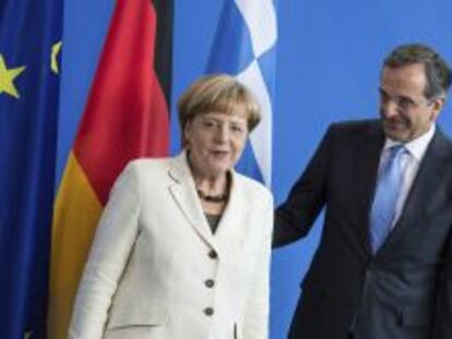 La canciller Angela Merkel, junto al primer ministro griego, Antonis Samaras.