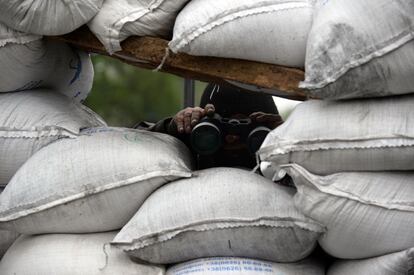 Un activista prorruso en un puesto de control cerca Slavyansk, Ucrania. 30 de abril de 2014.