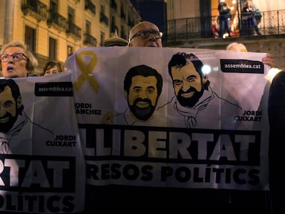 Protesters demanding the release of jailed independence leaders.