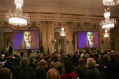 La austriaca Elfriede Jelinek, que ha obtenido el Nobel de Literatura, alegó su fobia a este tipo de ceremonias para no acudir a Estocolmo, y envió una cinta grabada con su discurso para cumplir con la obligada conferencia de cada premiado. La transgresora escritora recibirá el galardón en Viena el próximo día 17.