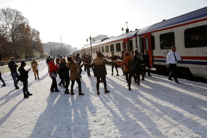Otra de las razones del éxito del Expreso del Este es que tenía fecha de caducidad. Se extendió el rumor de que lo sustituirían por la alta velocidad, así que los jóvenes se lanzaron a verlo por última vez. En la imagen, pasajeros bailan frente al tren durante una parada en Erzurum (Turquía).