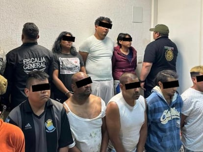 Los nueve implicados en el asesinato de ocho personas en Chimalhuacán, en el Estado de México, tras su detención el pasado 25 de febrero. 'El Chapito' aparece abajo a la derecha.