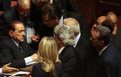 Un grupo de senadores conversa con Silvio Berlusconi antes de que Enrico Letta, primer ministro italiano, recibiera el respaldo de las Cámaras, 2 de octubre de 2013. Angelino Alfano, el delfín de Berlusconi, abandona el partido de su mentor, que pierde la fuerza política necesaria para tumbar al Gobierno de Letta.