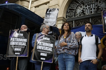 Protesta en la puerta del MNAC contra la visita de los técnicos. Entre los manifestantes, la expresidenta del Parlament Laura Borràs.