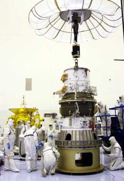 La sonda espacial científica <i>New Horizons</i>, en la sala de montaje.