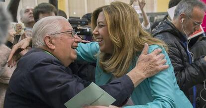 Susana Díaz saluda a un miembro de la mesa electoral antes de votar en Sevilla.
