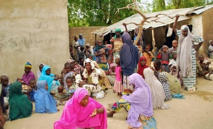 Mujeres y ni&ntilde;os rescatadas en el bosque de Sambisa.