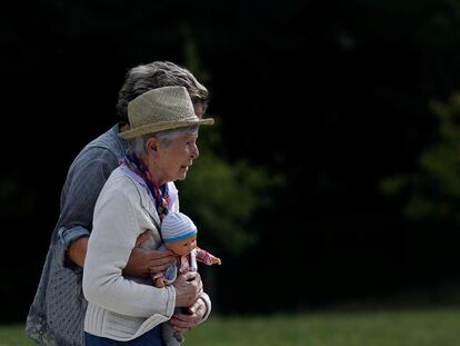 Una mujer de 87 años con alzhéimer camina acompañada en una residencia de afectados en Dax (Francia).