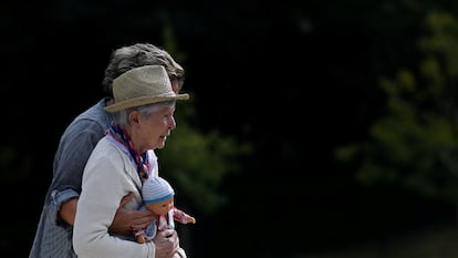 Una mujer de 87 años con alzhéimer camina acompañada en una residencia de afectados en Dax (Francia).