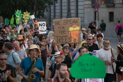 Manifestantes con pancartas y música en la protesta contra la tala de árboles de Madrid de este domingo. 