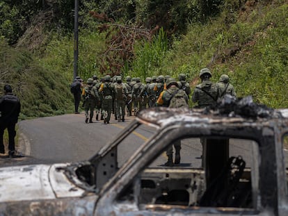 Miembros del Ejército resguardan carreteras tras la violencia desatada en las comunidades de Pantelhó y Chenalhó, en Chiapas.