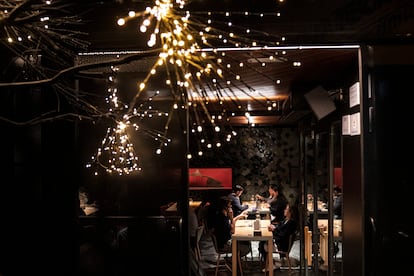 La decoración del comedor de Tunateca en Barcelona evoca el atún y el mar. Gianluca Battista