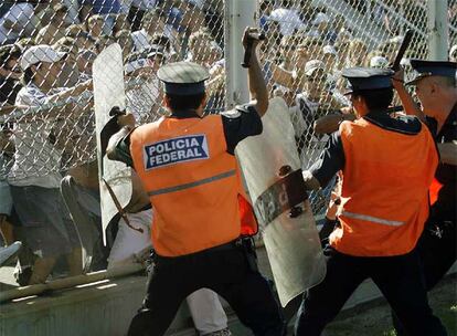 Agentes antidisturbios tratan de contener la indignación de los hinchas del Vélez.