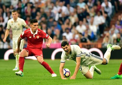 Álvaro Morata (derecha) cae al suelo durante una jugada frente Matias Kranevitter.