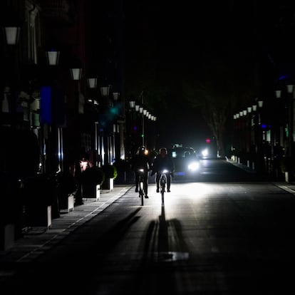 29/04/2025 Calles apagadas debido al apagón en la ciudad de Albacete, a 28 de abril de 2025, en Albacete, Castilla-La Mancha (España). Un apagón eléctrico ha asolado España, Portugal y parte de Francia a las 12.30h. de la mañana. Sin saber aún las causas concretas del apagón, poco a poco se recupera el suministro eléctrico en todas las regiones de la Península Ibérica. Algunas ciudades y municipios han estado más de 12 horas sin luz, y otras zonas aún no la han recuperado.
SOCIEDAD
Víctor Fernández - Europa Press